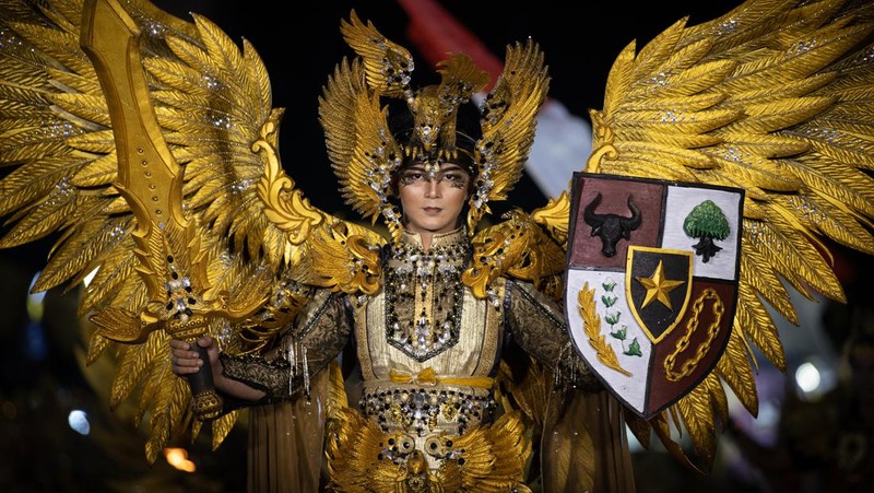 Seorang model tampil dalam parade busana Garuda saat Jember Fashion Carnaval (JFC) di Jember, Jawa Timur, Miggu (7/8/2022). Jember Fashion Carnival yang mengusung tema 