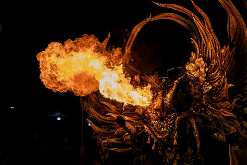 Seorang model tampil dalam parade busana Garuda saat Jember Fashion Carnaval (JFC) di Jember, Jawa Timur, Miggu (7/8/2022). Jember Fashion Carnival yang mengusung tema 