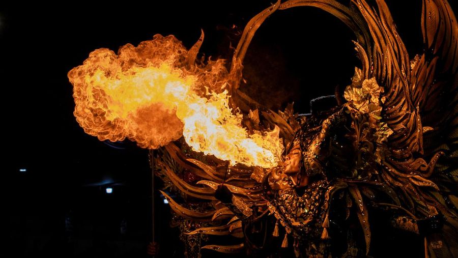 Seorang model tampil dalam parade busana Garuda saat Jember Fashion Carnaval (JFC) di Jember, Jawa Timur, Miggu (7/8/2022). Jember Fashion Carnival yang mengusung tema 