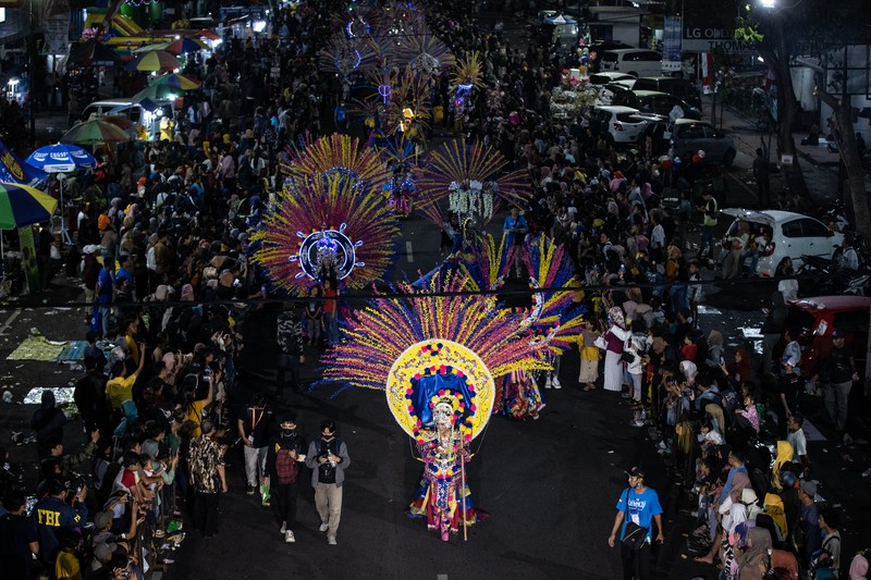 Jember Fashion Carnaval Seorang model tampil dalam parade busana Garuda saat Jember Fashion Carnaval (JFC) di Jember, Jawa Timur, Miggu (7/8/2022). Jember Fashion Carnival yang mengusung tema