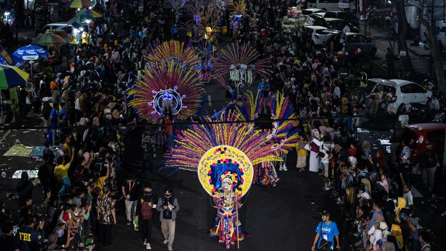 Seorang model tampil dalam parade busana Garuda saat Jember Fashion Carnaval (JFC) di Jember, Jawa Timur, Miggu (7/8/2022). Jember Fashion Carnival yang mengusung tema 