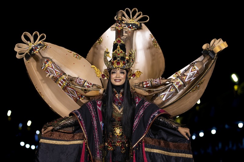 Seorang model tampil dalam parade busana Garuda saat Jember Fashion Carnaval (JFC) di Jember, Jawa Timur, Miggu (7/8/2022). Jember Fashion Carnival yang mengusung tema 