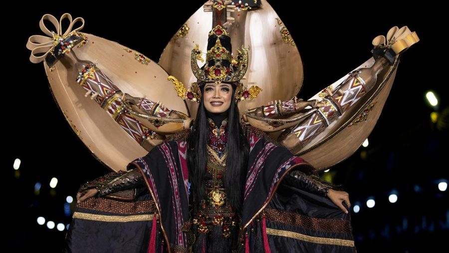 Seorang model tampil dalam parade busana Garuda saat Jember Fashion Carnaval (JFC) di Jember, Jawa Timur, Miggu (7/8/2022). Jember Fashion Carnival yang mengusung tema 