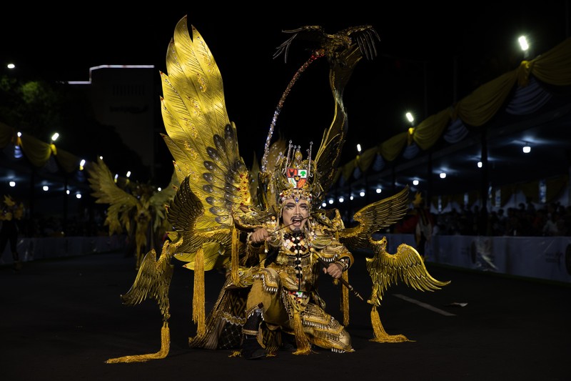 Jember Fashion Carnaval Seorang model tampil dalam parade busana Garuda saat Jember Fashion Carnaval (JFC) di Jember, Jawa Timur, Miggu (7/8/2022). Jember Fashion Carnival yang mengusung tema