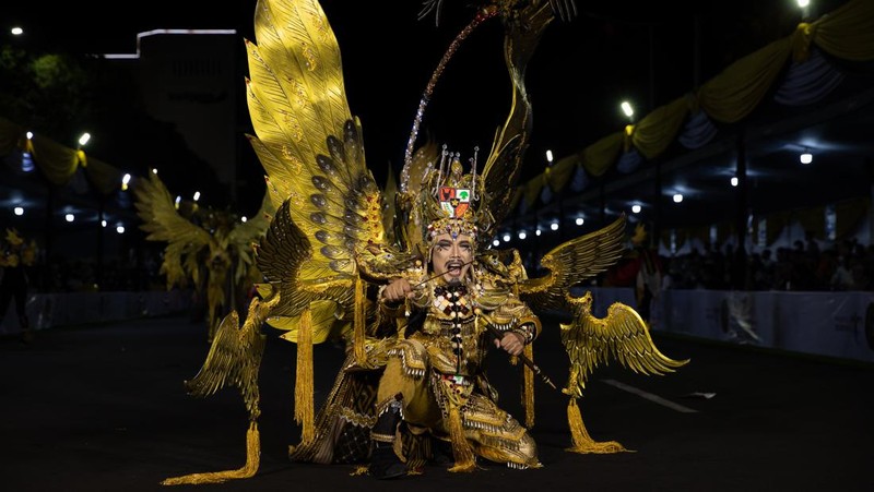 Seorang model tampil dalam parade busana Garuda saat Jember Fashion Carnaval (JFC) di Jember, Jawa Timur, Miggu (7/8/2022). Jember Fashion Carnival yang mengusung tema 
