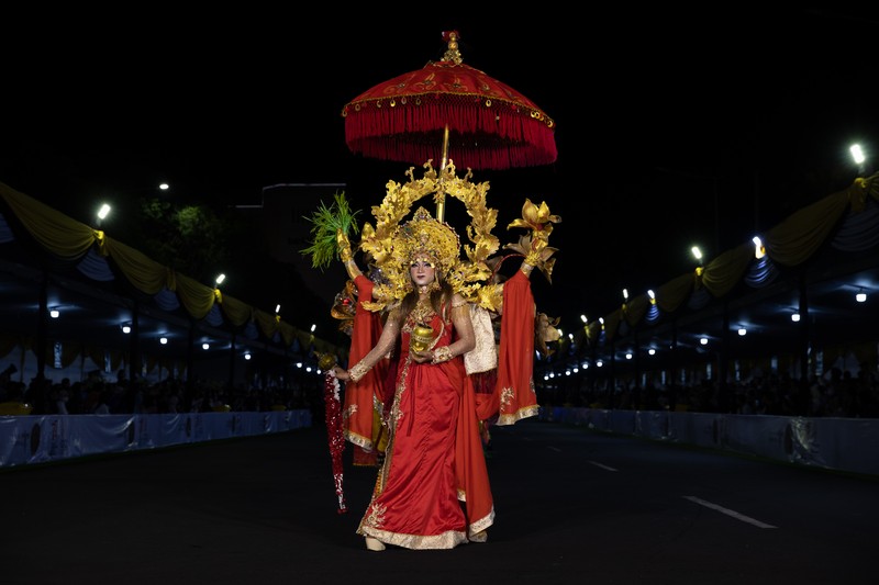 Seorang model tampil dalam parade busana Garuda saat Jember Fashion Carnaval (JFC) di Jember, Jawa Timur, Miggu (7/8/2022). Jember Fashion Carnival yang mengusung tema 