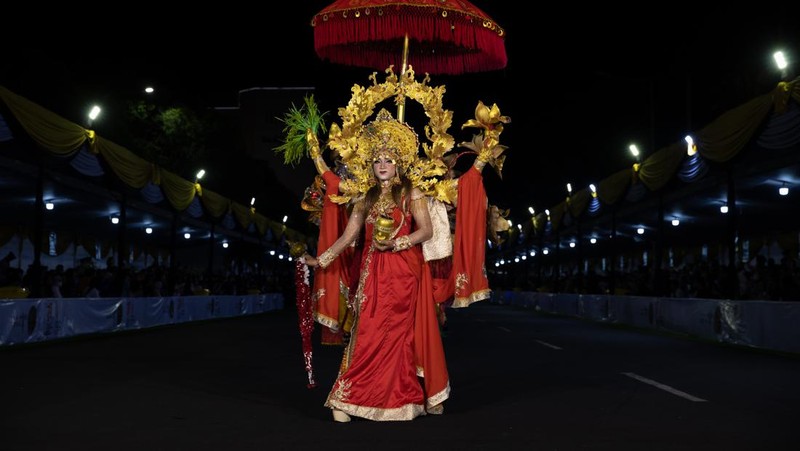 Seorang model tampil dalam parade busana Garuda saat Jember Fashion Carnaval (JFC) di Jember, Jawa Timur, Miggu (7/8/2022). Jember Fashion Carnival yang mengusung tema 