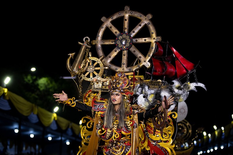 Jember Fashion Carnaval Seorang model tampil dalam parade busana Garuda saat Jember Fashion Carnaval (JFC) di Jember, Jawa Timur, Miggu (7/8/2022). Jember Fashion Carnival yang mengusung tema