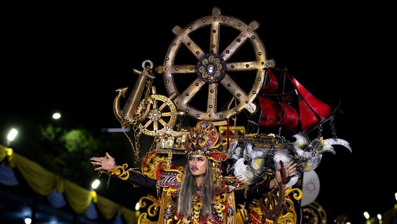 Seorang model tampil dalam parade busana Garuda saat Jember Fashion Carnaval (JFC) di Jember, Jawa Timur, Miggu (7/8/2022). Jember Fashion Carnival yang mengusung tema 