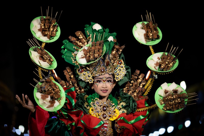 Jember Fashion Carnaval Seorang model tampil dalam parade busana Garuda saat Jember Fashion Carnaval (JFC) di Jember, Jawa Timur, Miggu (7/8/2022). Jember Fashion Carnival yang mengusung tema