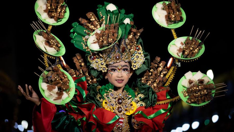 Seorang model tampil dalam parade busana Garuda saat Jember Fashion Carnaval (JFC) di Jember, Jawa Timur, Miggu (7/8/2022). Jember Fashion Carnival yang mengusung tema 