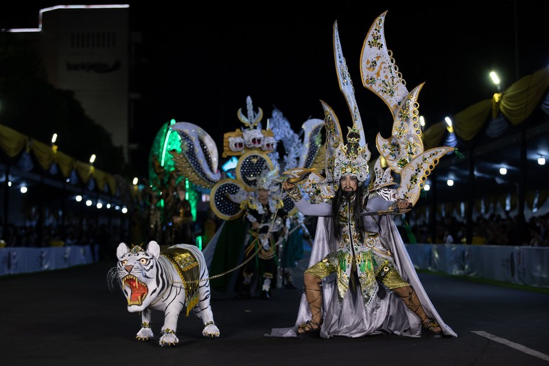Seorang model tampil dalam parade busana Garuda saat Jember Fashion Carnaval (JFC) di Jember, Jawa Timur, Miggu (7/8/2022). Jember Fashion Carnival yang mengusung tema 