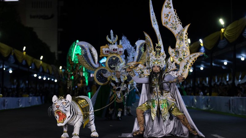 Seorang model tampil dalam parade busana Garuda saat Jember Fashion Carnaval (JFC) di Jember, Jawa Timur, Miggu (7/8/2022). Jember Fashion Carnival yang mengusung tema 