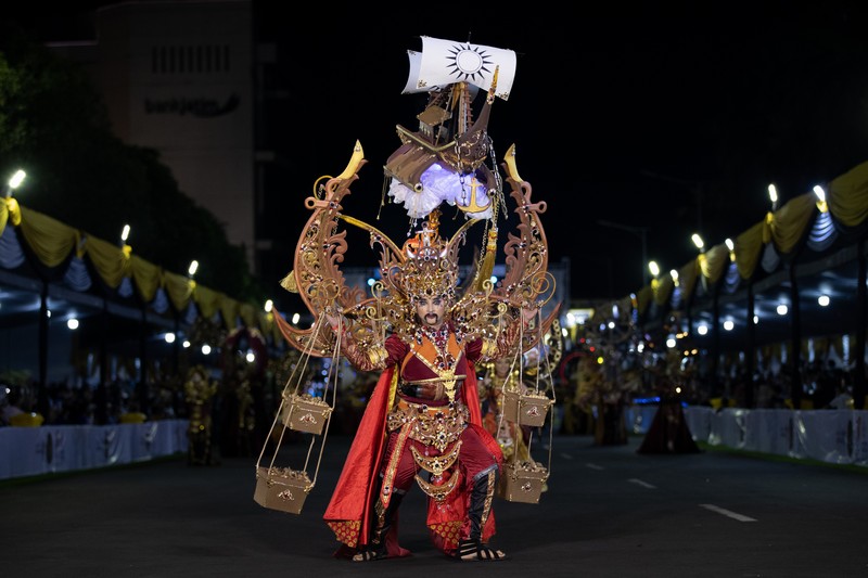 Seorang model tampil dalam parade busana Garuda saat Jember Fashion Carnaval (JFC) di Jember, Jawa Timur, Miggu (7/8/2022). Jember Fashion Carnival yang mengusung tema 