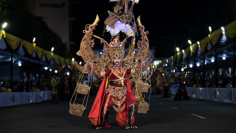 Seorang model tampil dalam parade busana Garuda saat Jember Fashion Carnaval (JFC) di Jember, Jawa Timur, Miggu (7/8/2022). Jember Fashion Carnival yang mengusung tema 