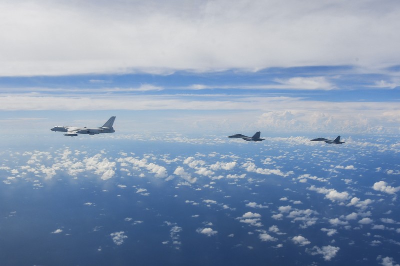 Latihan Militer Tentara Militer China di Taiwan Seorang pilot angkatan udara China dari Komando Tentara Pembebasan Rakyat (PLA) melakukan latihan tempur bersama di sekitar Pulau Taiwan, Minggu (7/8/2022). Militer China masih terus melanjutkan latihan perang di sekitar wilayah Taiwan. (Wang Xinchao/Xinhua via AP)