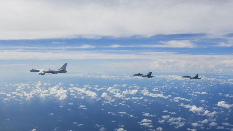 Seorang pilot angkatan udara China dari Komando Tentara Pembebasan Rakyat (PLA) melakukan latihan tempur bersama di sekitar Pulau Taiwan, Minggu (7/8/2022). Militer China masih terus melanjutkan latihan perang di sekitar wilayah Taiwan. (Wang Xinchao/Xinhua via AP)