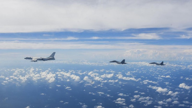 Seorang pilot angkatan udara China dari Komando Tentara Pembebasan Rakyat (PLA) melakukan latihan tempur bersama di sekitar Pulau Taiwan, Minggu (7/8/2022). Militer China masih terus melanjutkan latihan perang di sekitar wilayah Taiwan. (Wang Xinchao/Xinhua via AP)