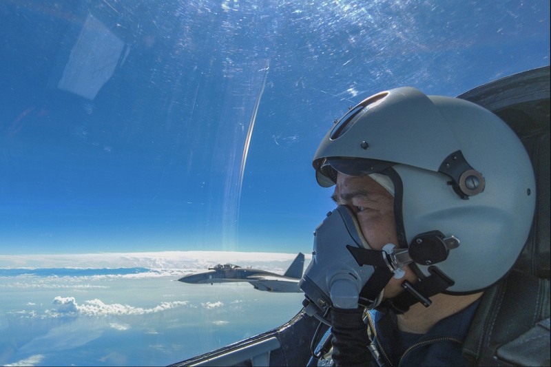 Seorang pilot angkatan udara China dari Komando Tentara Pembebasan Rakyat (PLA) melakukan latihan tempur bersama di sekitar Pulau Taiwan, Minggu (7/8/2022). Militer China masih terus melanjutkan latihan perang di sekitar wilayah Taiwan. (Wang Xinchao/Xinhua via AP)