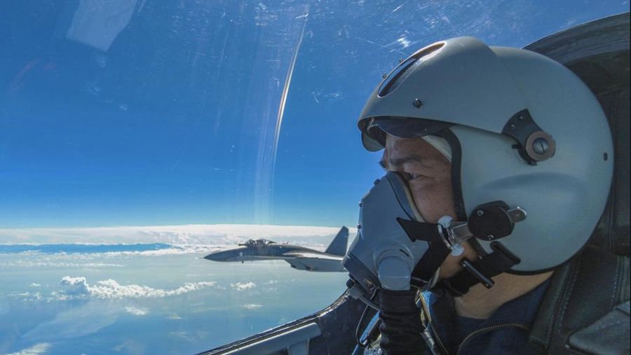 Seorang pilot angkatan udara China dari Komando Tentara Pembebasan Rakyat (PLA) melakukan latihan tempur bersama di sekitar Pulau Taiwan, Minggu (7/8/2022). Militer China masih terus melanjutkan latihan perang di sekitar wilayah Taiwan. (Wang Xinchao/Xinhua via AP)