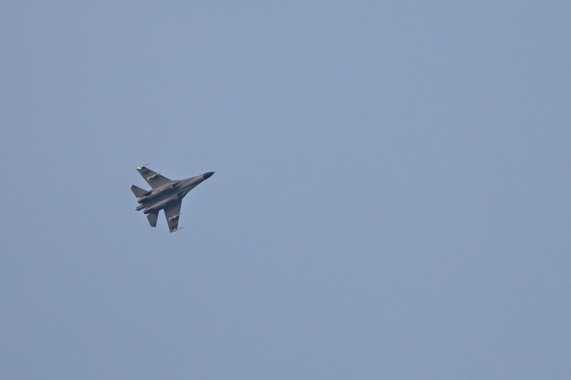 Latihan Militer Tentara Militer China di Taiwan Seorang pilot angkatan udara China dari Komando Tentara Pembebasan Rakyat (PLA) melakukan latihan tempur bersama di sekitar Pulau Taiwan, Minggu (7/8/2022). Militer China masih terus melanjutkan latihan perang di sekitar wilayah Taiwan. (Wang Xinchao/Xinhua via AP)