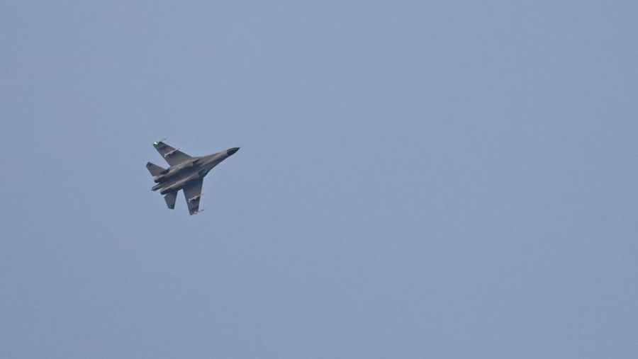 Seorang pilot angkatan udara China dari Komando Tentara Pembebasan Rakyat (PLA) melakukan latihan tempur bersama di sekitar Pulau Taiwan, Minggu (7/8/2022). Militer China masih terus melanjutkan latihan perang di sekitar wilayah Taiwan. (Wang Xinchao/Xinhua via AP)