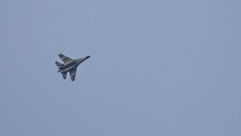 Seorang pilot angkatan udara China dari Komando Tentara Pembebasan Rakyat (PLA) melakukan latihan tempur bersama di sekitar Pulau Taiwan, Minggu (7/8/2022). Militer China masih terus melanjutkan latihan perang di sekitar wilayah Taiwan. (Wang Xinchao/Xinhua via AP)