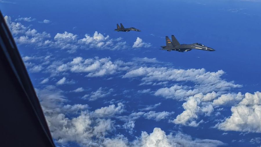 Jet tempur China dari Komando Tentara Pembebasan Rakyat  (PLA) melakukan latihan tempur bersama di sekitar Pulau Taiwan, Minggu (7/8/2022). Militer China masih terus melanjutkan latihan perang di sekitar wilayah Taiwan. (Gong Yulong/Xinhua via AP)