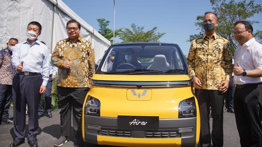 Menteri Koordinator Bidang Perekonomian Airlangga Hartarto di acara Peluncuran Produksi Perdana Wuling Air EV di PT.SAIC General Motors Wuling (SGMW) Motor Indonesia Cikarang, Jawa Barat, Senin (8/8/2022). (dok Kemenko Perekonomian),
