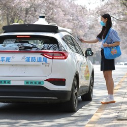 China Kini Punya Taksi Robot Tanpa Sopir, Berani Naik?