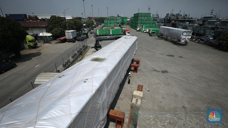 Petugas memeriksa rangkaian Comprehensive Inspection Train (CIT) atau kereta inspeksi untuk proyek Kereta Cepat Jakarta-Bandung (KCJB) di Pelabuhan Tanjung Priok, Jakarta, Senin (8/8/2022). Rangkaian kereta ini diproduksi CRRC Sifang, Qingdao, Provinsi Shandong, China.  (CNBC Indonesia/ Tri Susilo)