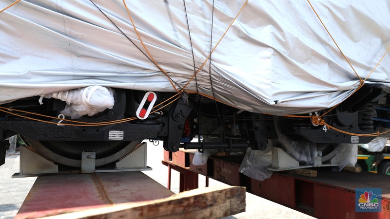 Petugas memeriksa rangkaian Comprehensive Inspection Train (CIT) atau kereta inspeksi untuk proyek Kereta Cepat Jakarta-Bandung (KCJB) Petugas memeriksa rangkaian Comprehensive Inspection Train (CIT) atau kereta inspeksi untuk proyek Kereta Cepat Jakarta-Bandung (KCJB) di Pelabuhan Tanjung Priok, Jakarta, Senin (8/8/2022). Rangkaian kereta ini diproduksi CRRC Sifang, Qingdao, Provinsi Shandong, China. (CNBC Indonesia/ Tri Susilo)