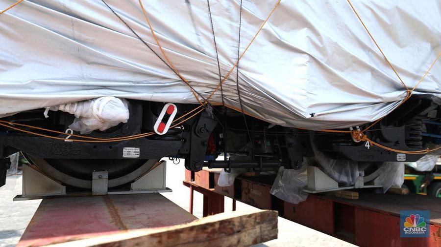 Petugas memeriksa rangkaian Comprehensive Inspection Train (CIT) atau kereta inspeksi untuk proyek Kereta Cepat Jakarta-Bandung (KCJB) di Pelabuhan Tanjung Priok, Jakarta, Senin (8/8/2022). Rangkaian kereta ini diproduksi CRRC Sifang, Qingdao, Provinsi Shandong, China.  (CNBC Indonesia/ Tri Susilo)