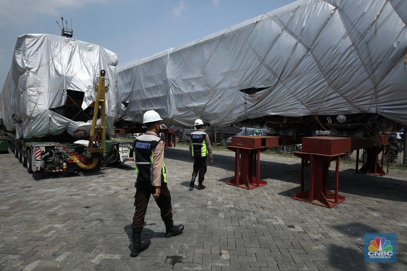 Petugas memeriksa rangkaian Comprehensive Inspection Train (CIT) atau kereta inspeksi untuk proyek Kereta Cepat Jakarta-Bandung (KCJB) Petugas memeriksa rangkaian Comprehensive Inspection Train (CIT) atau kereta inspeksi untuk proyek Kereta Cepat Jakarta-Bandung (KCJB) di Pelabuhan Tanjung Priok, Jakarta, Senin (8/8/2022). Rangkaian kereta ini diproduksi CRRC Sifang, Qingdao, Provinsi Shandong, China. (CNBC Indonesia/ Tri Susilo)