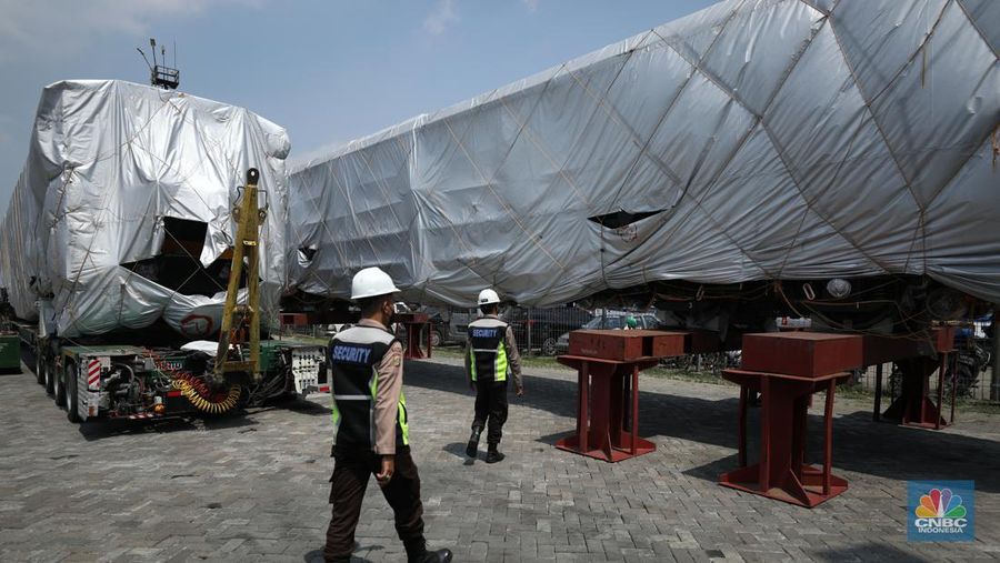 Petugas memeriksa rangkaian Comprehensive Inspection Train (CIT) atau kereta inspeksi untuk proyek Kereta Cepat Jakarta-Bandung (KCJB) di Pelabuhan Tanjung Priok, Jakarta, Senin (8/8/2022). Rangkaian kereta ini diproduksi CRRC Sifang, Qingdao, Provinsi Shandong, China.  (CNBC Indonesia/ Tri Susilo)