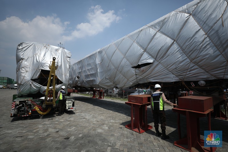 Petugas memeriksa rangkaian Comprehensive Inspection Train (CIT) atau kereta inspeksi untuk proyek Kereta Cepat Jakarta-Bandung (KCJB) Petugas memeriksa rangkaian Comprehensive Inspection Train (CIT) atau kereta inspeksi untuk proyek Kereta Cepat Jakarta-Bandung (KCJB) di Pelabuhan Tanjung Priok, Jakarta, Senin (8/8/2022). Rangkaian kereta ini diproduksi CRRC Sifang, Qingdao, Provinsi Shandong, China. (CNBC Indonesia/ Tri Susilo)