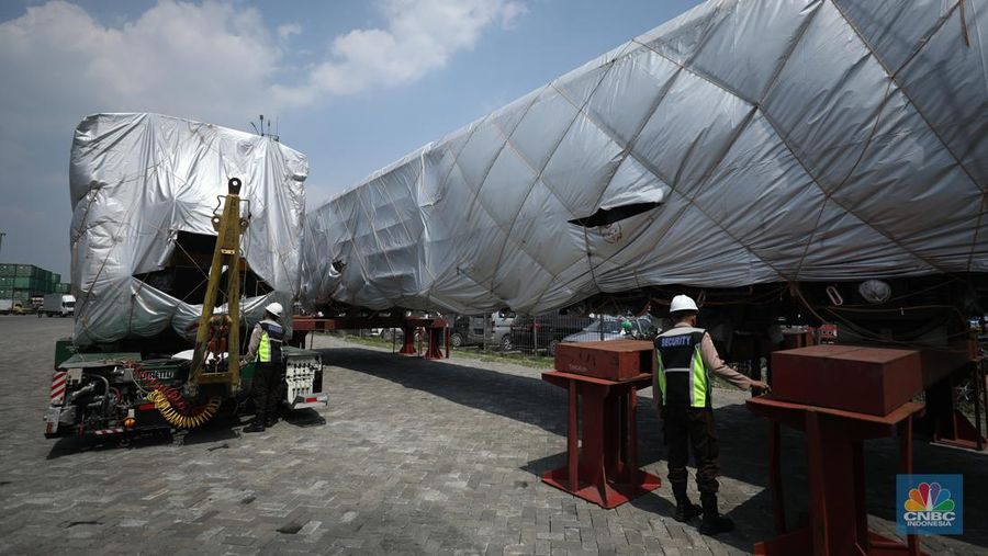 Petugas memeriksa rangkaian Comprehensive Inspection Train (CIT) atau kereta inspeksi untuk proyek Kereta Cepat Jakarta-Bandung (KCJB) di Pelabuhan Tanjung Priok, Jakarta, Senin (8/8/2022). Rangkaian kereta ini diproduksi CRRC Sifang, Qingdao, Provinsi Shandong, China.  (CNBC Indonesia/ Tri Susilo)