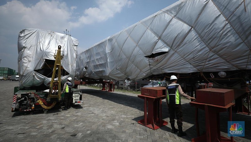 Petugas memeriksa rangkaian Comprehensive Inspection Train (CIT) atau kereta inspeksi untuk proyek Kereta Cepat Jakarta-Bandung (KCJB) di Pelabuhan Tanjung Priok, Jakarta, Senin (8/8/2022). Rangkaian kereta ini diproduksi CRRC Sifang, Qingdao, Provinsi Shandong, China.  (CNBC Indonesia/ Tri Susilo)