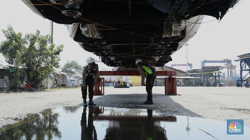 Petugas memeriksa rangkaian Comprehensive Inspection Train (CIT) atau kereta inspeksi untuk proyek Kereta Cepat Jakarta-Bandung (KCJB) di Pelabuhan Tanjung Priok, Jakarta, Senin (8/8/2022). Rangkaian kereta ini diproduksi CRRC Sifang, Qingdao, Provinsi Shandong, China.  (CNBC Indonesia/ Tri Susilo)