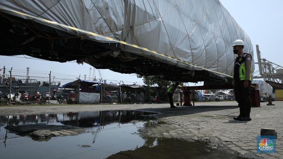 Petugas memeriksa rangkaian Comprehensive Inspection Train (CIT) atau kereta inspeksi untuk proyek Kereta Cepat Jakarta-Bandung (KCJB) di Pelabuhan Tanjung Priok, Jakarta, Senin (8/8/2022). Rangkaian kereta ini diproduksi CRRC Sifang, Qingdao, Provinsi Shandong, China.  (CNBC Indonesia/ Tri Susilo)