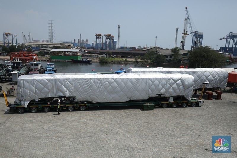 Petugas memeriksa rangkaian Comprehensive Inspection Train (CIT) atau kereta inspeksi untuk proyek Kereta Cepat Jakarta-Bandung (KCJB) Petugas memeriksa rangkaian Comprehensive Inspection Train (CIT) atau kereta inspeksi untuk proyek Kereta Cepat Jakarta-Bandung (KCJB) di Pelabuhan Tanjung Priok, Jakarta, Senin (8/8/2022). Rangkaian kereta ini diproduksi CRRC Sifang, Qingdao, Provinsi Shandong, China. (CNBC Indonesia/ Tri Susilo)