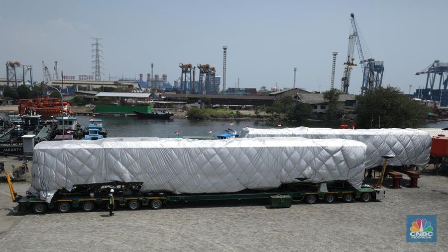 Petugas memeriksa rangkaian Comprehensive Inspection Train (CIT) atau kereta inspeksi untuk proyek Kereta Cepat Jakarta-Bandung (KCJB) di Pelabuhan Tanjung Priok, Jakarta, Senin (8/8/2022). Rangkaian kereta ini diproduksi CRRC Sifang, Qingdao, Provinsi Shandong, China.  (CNBC Indonesia/ Tri Susilo)