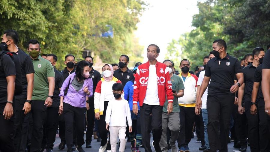 Presiden Joko Widodo dan Ibu Iriana Joko Widodo menghabiskan waktu bersama cucunya, Jan Ethes Srinarendra, dengan berjalan santai di sepanjang Jalan Slamet Riyadi, Kota Surakarta, Minggu, 7 Agustus 2022. (Foto: Biro Pers Sekretariat Presiden)