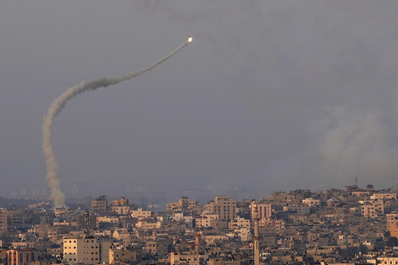 Sistem anti-rudal Iron Dome menembakkan rudal pencegat saat roket diluncurkan dari Jalur Gaza menuju Israel, di langit dekat perbatasan Israel-Gaza Sistem anti-rudal Iron Dome menembakkan rudal pencegat saat roket diluncurkan dari Jalur Gaza menuju Israel, di langit dekat perbatasan Israel-Gaza, Minggu (7/8/2022). (REUTERS/Amir Cohen)