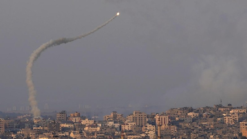 Sistem anti-rudal Iron Dome menembakkan rudal pencegat saat roket diluncurkan dari Jalur Gaza menuju Israel, di langit dekat perbatasan Israel-Gaza, Minggu (7/8/2022). (REUTERS/Amir Cohen)