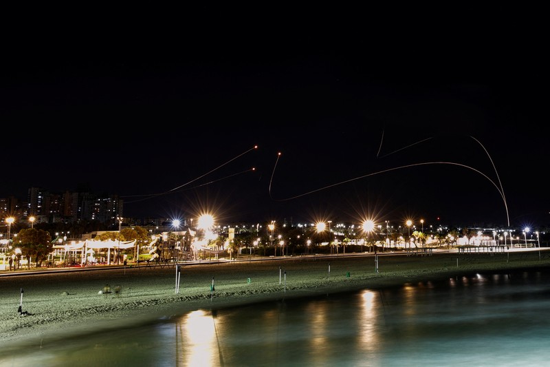 Sistem anti-rudal Iron Dome menembakkan rudal pencegat saat roket diluncurkan dari Jalur Gaza menuju Israel, di langit dekat perbatasan Israel-Gaza, Minggu (7/8/2022). (REUTERS/Amir Cohen)