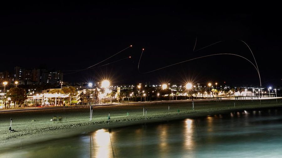 Sistem anti-rudal Iron Dome menembakkan rudal pencegat saat roket diluncurkan dari Jalur Gaza menuju Israel, di langit dekat perbatasan Israel-Gaza, Minggu (7/8/2022). (REUTERS/Amir Cohen)
