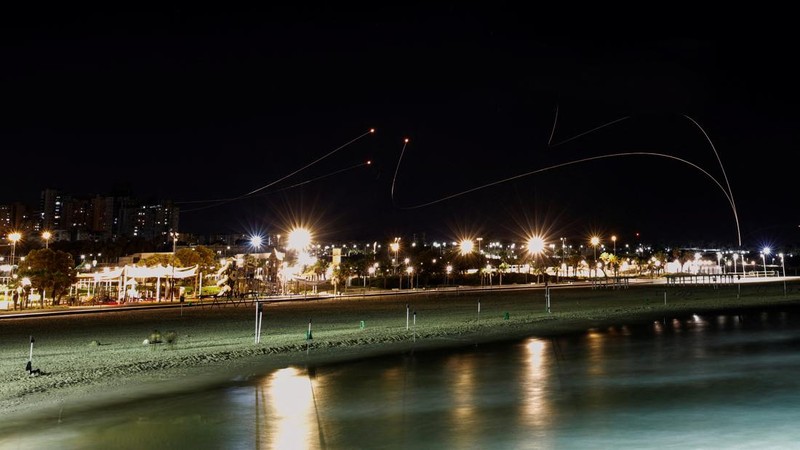Sistem anti-rudal Iron Dome menembakkan rudal pencegat saat roket diluncurkan dari Jalur Gaza menuju Israel, di langit dekat perbatasan Israel-Gaza, Minggu (7/8/2022). (REUTERS/Amir Cohen)