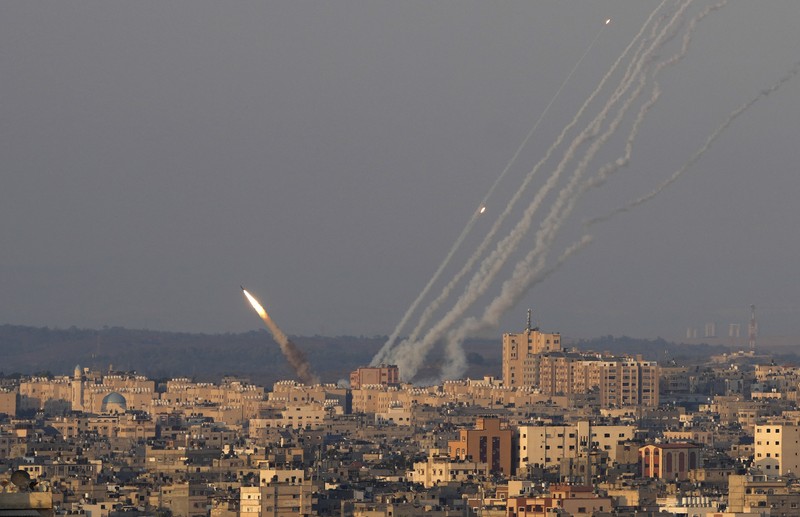 Sistem anti-rudal Iron Dome menembakkan rudal pencegat saat roket diluncurkan dari Jalur Gaza menuju Israel, di langit dekat perbatasan Israel-Gaza Sistem anti-rudal Iron Dome menembakkan rudal pencegat saat roket diluncurkan dari Jalur Gaza menuju Israel, di langit dekat perbatasan Israel-Gaza, Minggu (7/8/2022). (REUTERS/Amir Cohen)