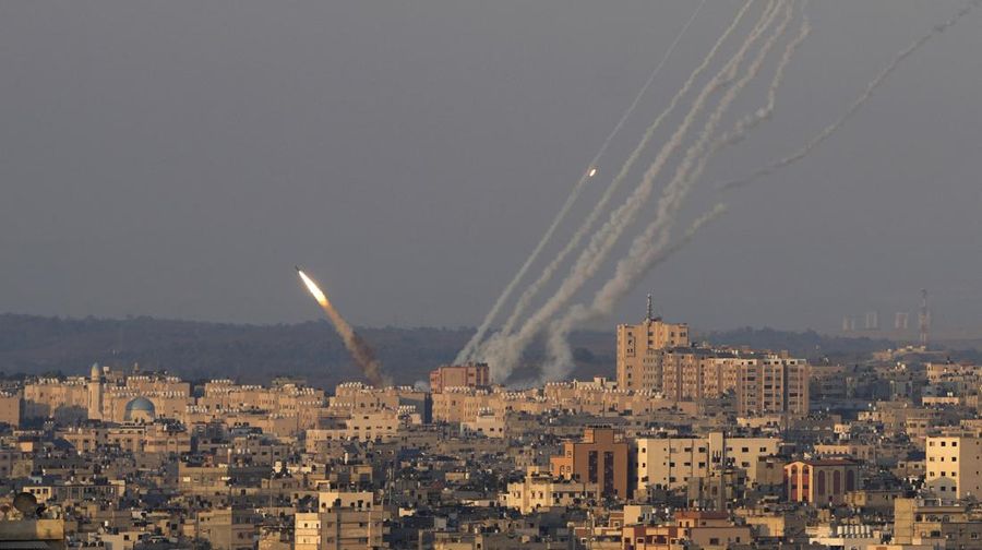 Sistem anti-rudal Iron Dome menembakkan rudal pencegat saat roket diluncurkan dari Jalur Gaza menuju Israel, di langit dekat perbatasan Israel-Gaza, Minggu (7/8/2022). (REUTERS/Amir Cohen)